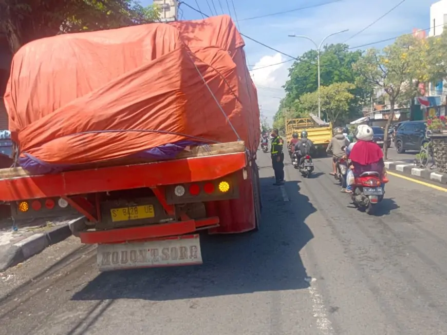 Tegakkan Aturan, Satlantas Gresik Tindak Lima Truk Besar Langgar Jam Operasional