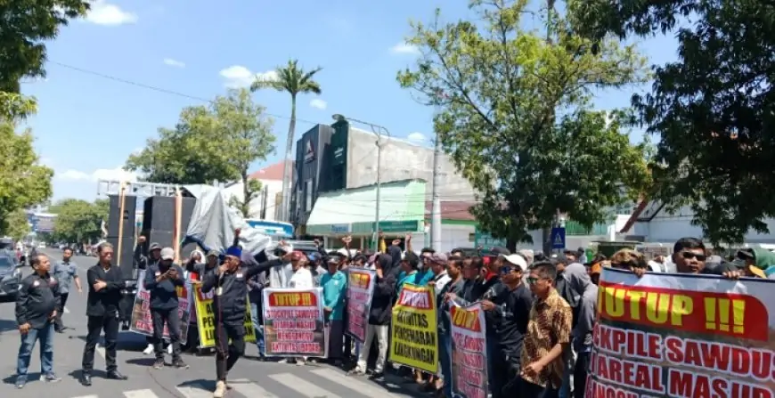 Ratusan Warga Geruduk Pemkab dan DPRD Situbondo, Tuntut Penutupan Stock Pail Sawdust dan Galian C Ilegal
