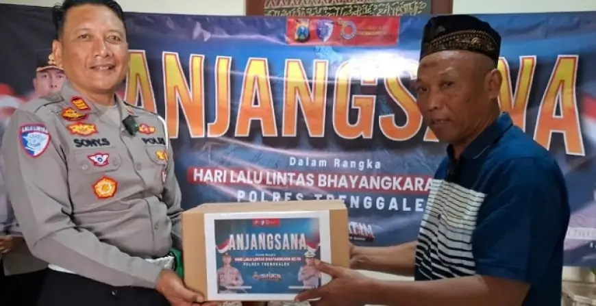 HUT Lalu Lintas ke-70, Polres Trenggalek Gelar Anjangsana dan Bagikan Bingkisan untuk Warga
