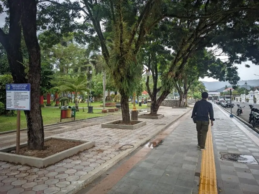 Bangku di Taman Alun-alun Pacitan Kini Dirombak, Bakal Diganti Motif Batu Geopark
