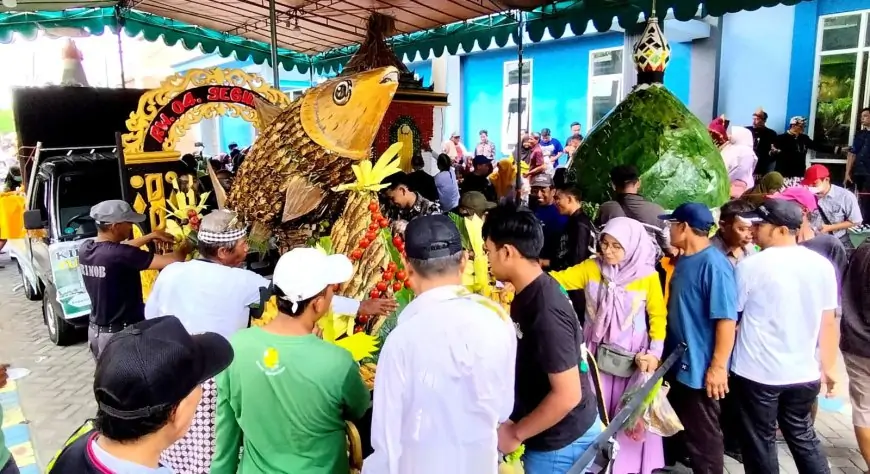 Tambakberas Kirab 4 Tumpeng Unik, Berisi 2500 Ekor Bandeng Goreng
