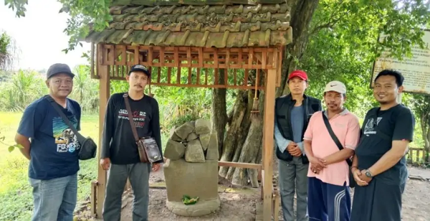 Warga Kesamben Kunjungi Prasasti Kusambyan Era Raja Airlangga