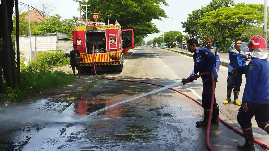 Warga Tergelincir Solar Tumpah, Damkar Gresik Turun Membersihkan
