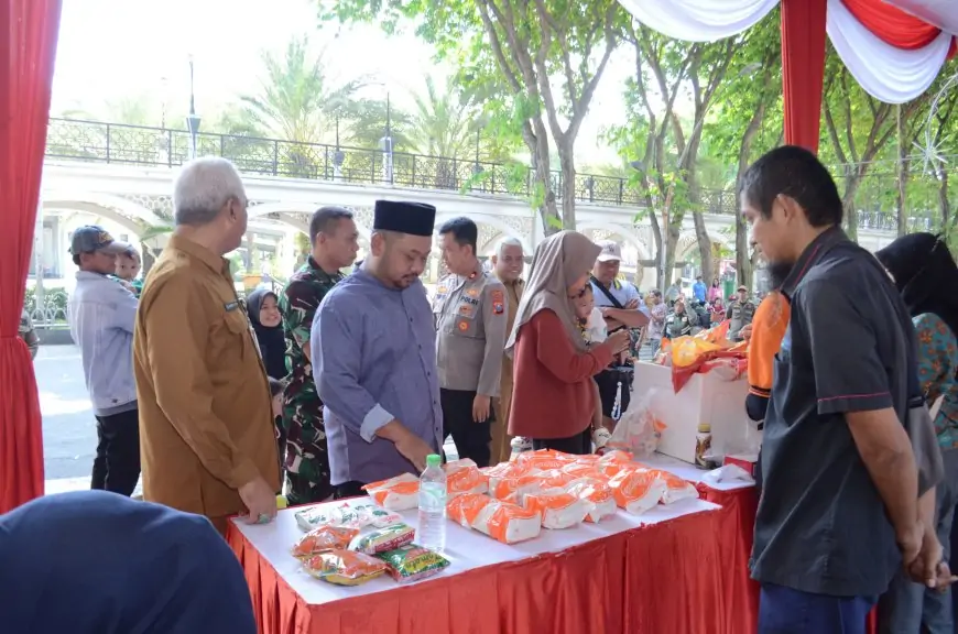 Ribuan Ton Beras Murah Ludes Diserbu Warga