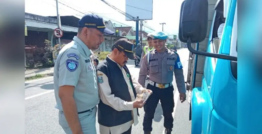 Petugas Gabungan Gencarkan Sosialisasi Patuh Pajak Kendaraan di Trenggalek