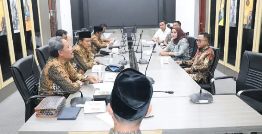 Polemik Minta Rumah Murah, The Oso Penuhi Panggilan BK DPRD Gresik, Lawyer Berharap Ada Permintaan Maaf Secara Terbuka