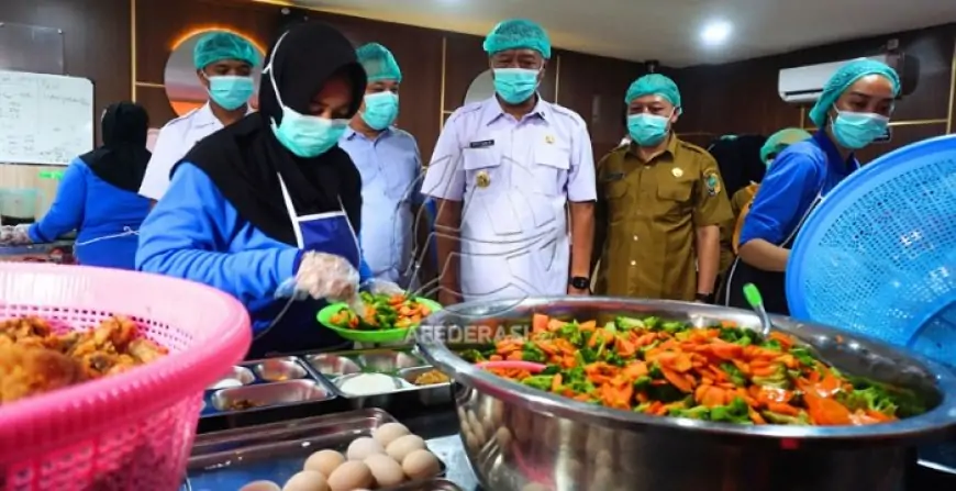 Jamin Program Makan Bergizi Gratis, Bupati Gatut Sunu Kawal Distribusi dari Dapur SPPG ke Sekolah