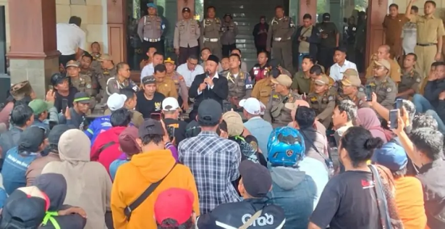 Aksi Warga Keluhkan Terbatasnya Pekerjaan di KEK JIIPE