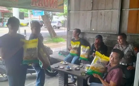 Satlantas Polres Trenggalek Apresiasi Driver Ojol, Bagikan Sembako Sebagai Dukungan Kamseltibcarlantas