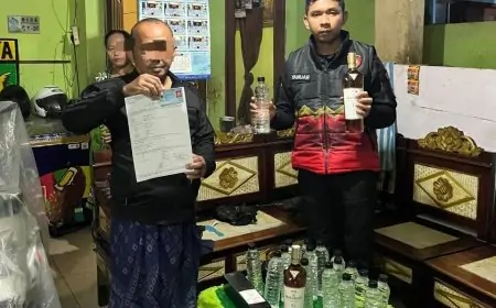 Polres Gresik Tangkap Dua Penjual dan Sita 57 Botol Miras Ilegal