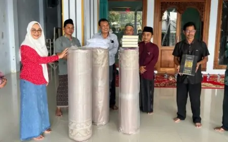 Anggota DPR RI Sadarestuwati Salurkan Bantuan Karpet