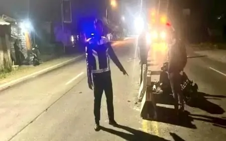 Pemotor Asal Lamongan Tewas Usai Tabrak Separator dan Terserempet Truk