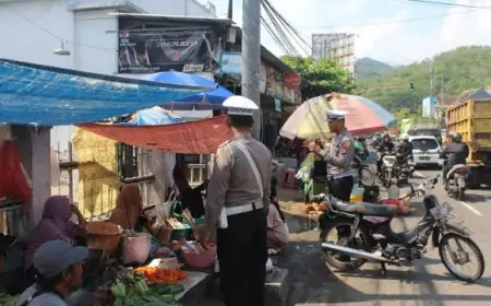Satlantas Polres Trenggalek Blusukan ke Pasar Rakyat, Edukasi Keselamatan dan Tertib Lalu Lintas