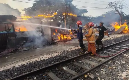 Dua Kafe di Dekat Rel KAI Gresik Terbakar, Dua Penjaga Alami Luka Bakar Ringan