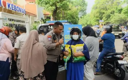 Ratusan Warga Serbu Penyaluran Beras  Murah Gerakan Pangan Murah Polres Gresik