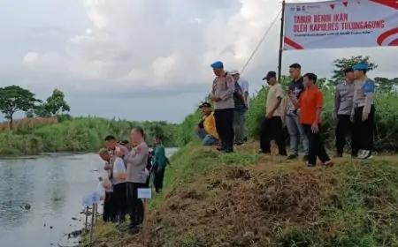 Polres Tulungagung Tebar 5.000 Ikan Tombro di Sungai Ngrowo, Dorong Desa Jadi Pelopor Pelestarian Lingkungan