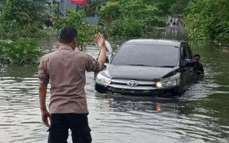 Hujan Deras Rendam Raya Petiken Gresik, Mobil Kadisperpussip Terjebak Genangan Banjir