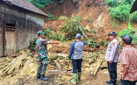 Hujan Deras Picu Longsor di Pagerwojo, Dapur Rumah Warga Tertimbun Material Tanah
