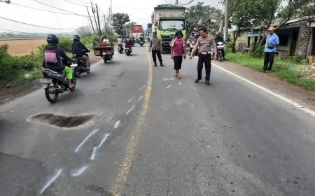 Pemotor Tewas usai Menabrak Truk Muat Alat Berat di Tikungan Tajam Cerme