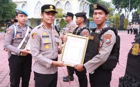 Kapolres Gresik Beri Penghargaan 25 Anggota dan Warga Berprestasi