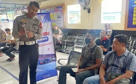 Satlantas Polres Tulungagung Berikan Edukasi Tata Cara Pengurusan SIM kepada Pemohon di Satpas