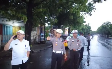 Satlantas Polres Situbondo Pasang Rambu dan Relokasi PKL, Pastikan Proyek Jalan Kenanga Aman dan Lancar