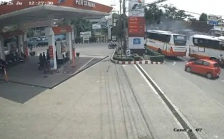 Detik-Detik Bus Harapan Jaya Oleng di Rejoagung Terekam CCTV, Dua Pemotor Asal Jombang Tewas di Lokasi