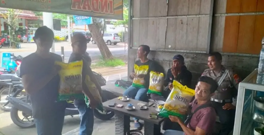 Satlantas Polres Trenggalek Apresiasi Driver Ojol, Bagikan Sembako Sebagai Dukungan Kamseltibcarlantas