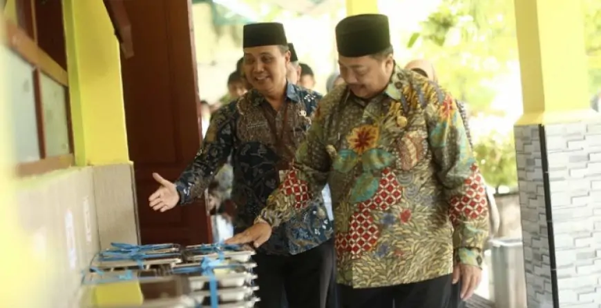 Bupati Jombang Tinjau Program Makan Bergizi Gratis di SMPN 1 Sumobito