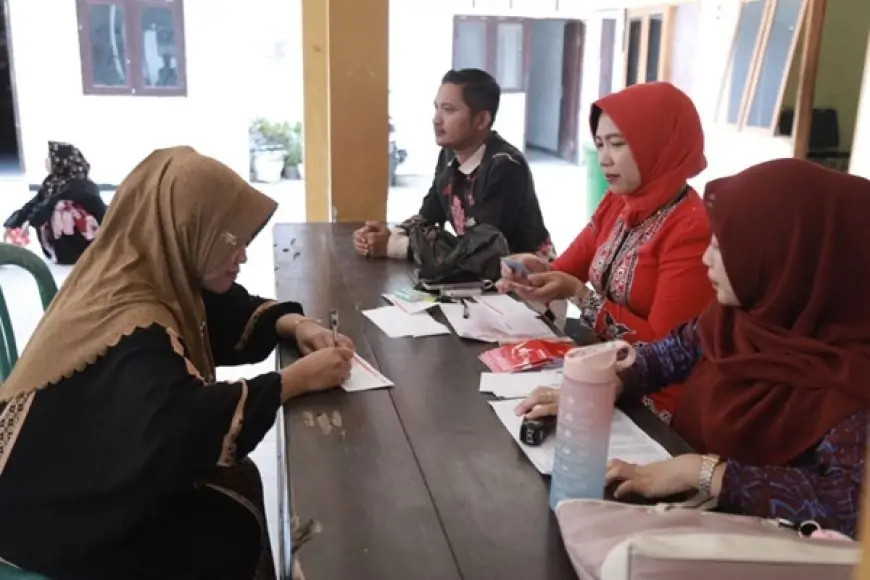 Honorarium Guru Ngaji Diambil Langsung di Kantor Desa