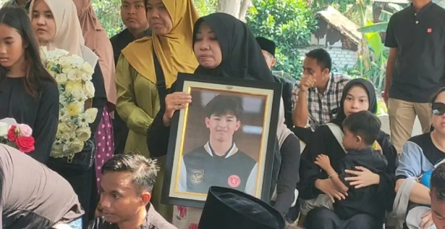 Tangis Haru Iringi Kedatangan dan Pemakaman Jenazah Naufal Atlet Gimnastik Nasional