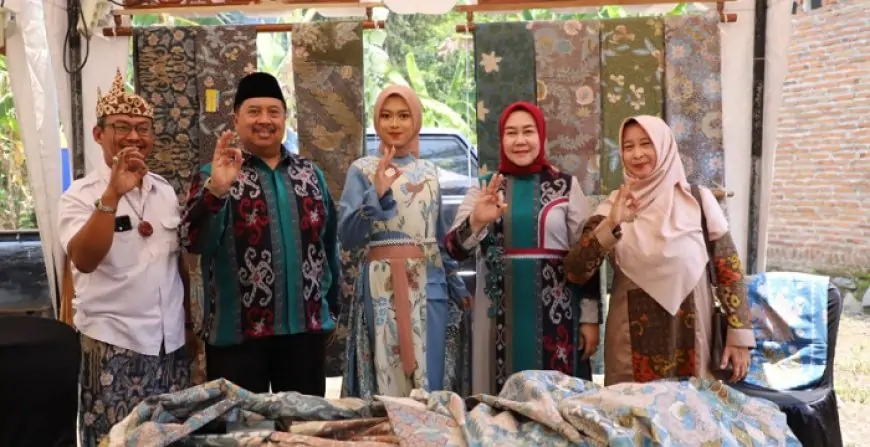 Bupati Warsubi  Buka Wastra Alami Jombang