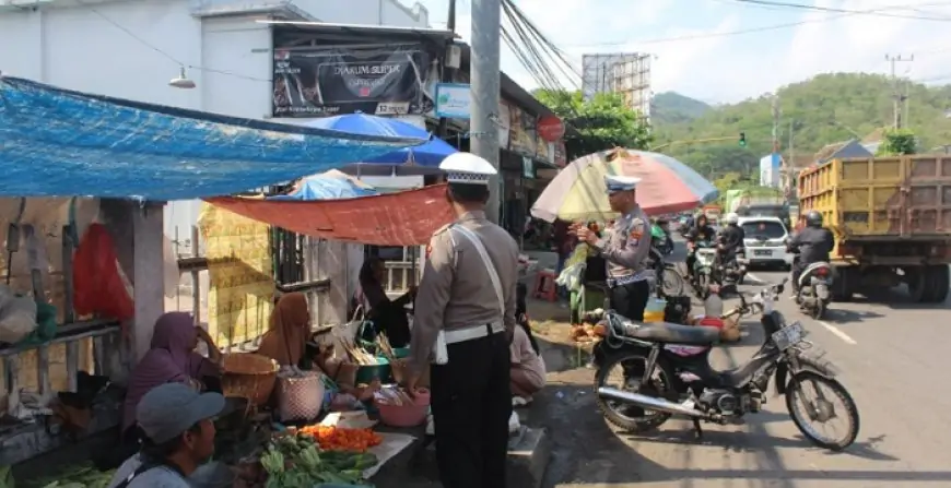 Satlantas Polres Trenggalek Blusukan ke Pasar Rakyat, Edukasi Keselamatan dan Tertib Lalu Lintas