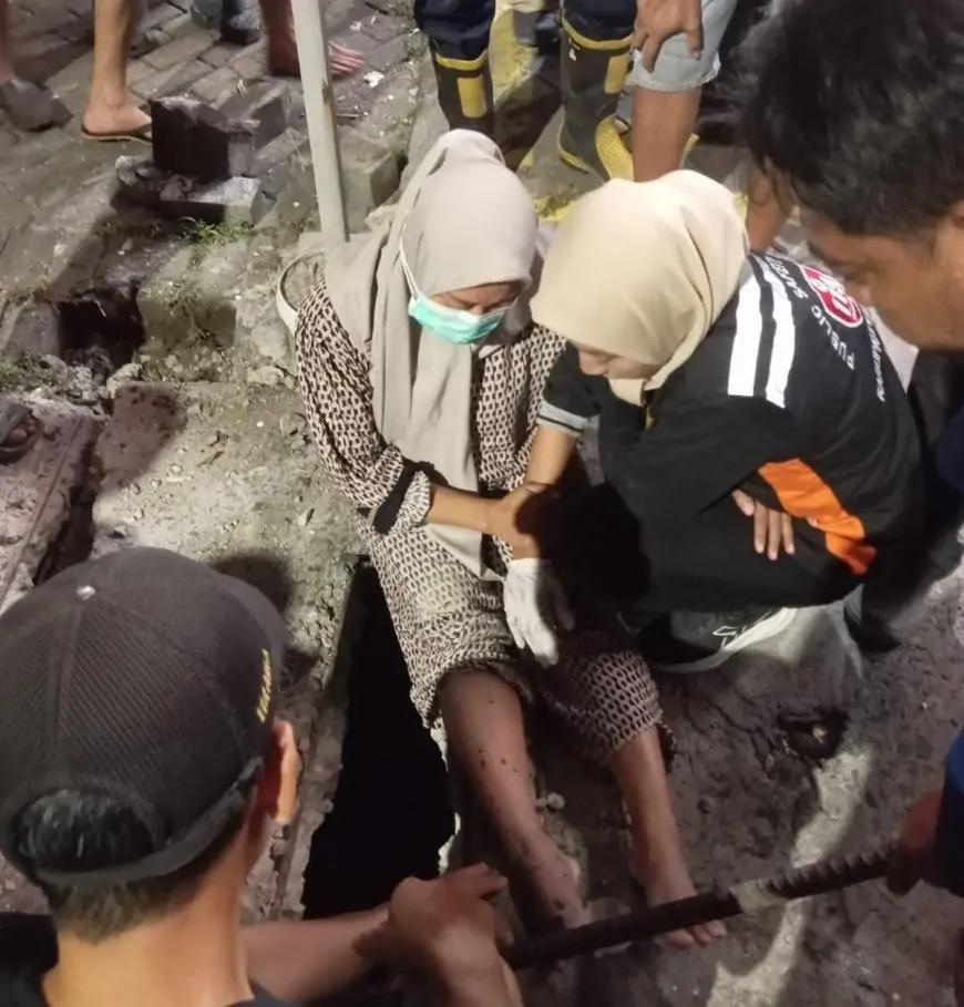 Ibu Terperosok di Lubang Selokan Berhasil Dievakuasi