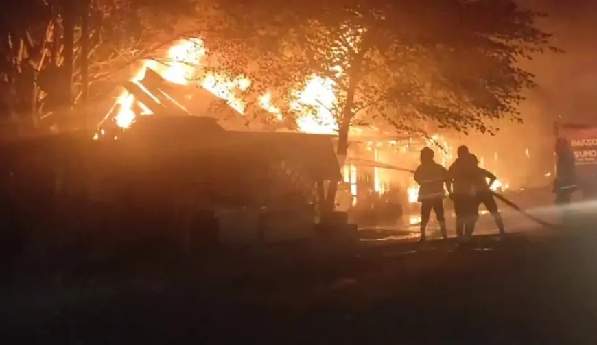 Dua Warung di Sumberkolak Ludes, Diduga Api Menjalar dari Semak Belukar