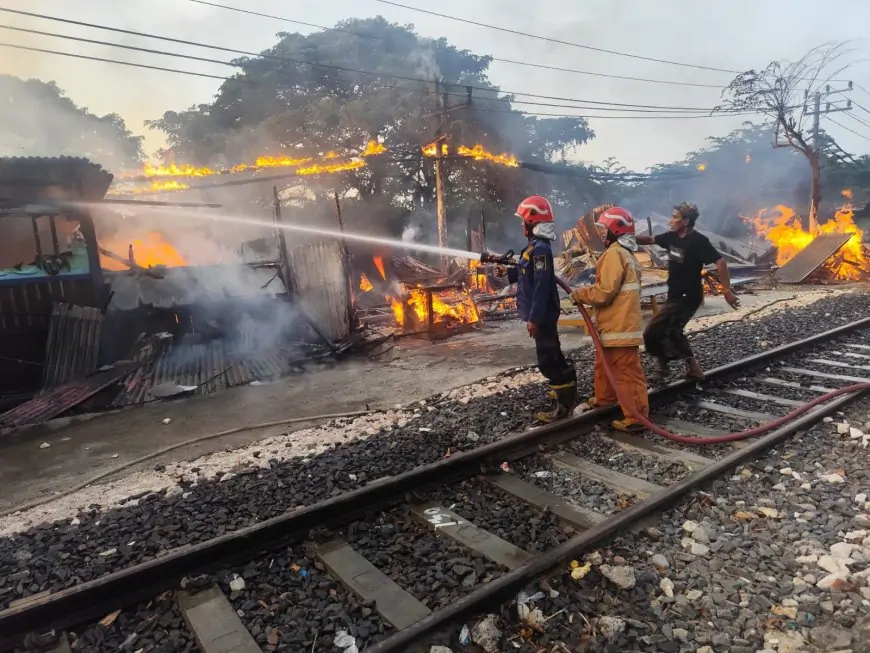 Dua Kafe di Dekat Rel KAI Gresik Terbakar, Dua Penjaga Alami Luka Bakar Ringan