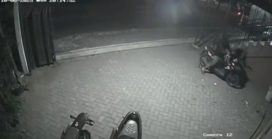 Terekam CCTV, Maling Motor di Jombang Gagal Bawa Kabur Motor
