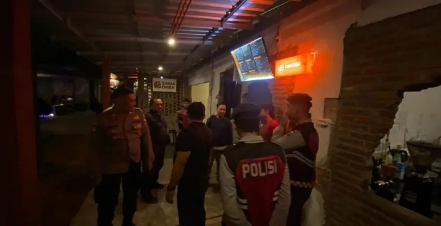 Polres Tulungagung Gencar Razia Miras, Puluhan Botol Tanpa Izin Disita dari Sejumlah Warkop