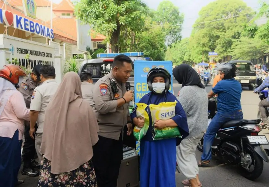 Ratusan Warga Serbu Penyaluran Beras  Murah Gerakan Pangan Murah Polres Gresik