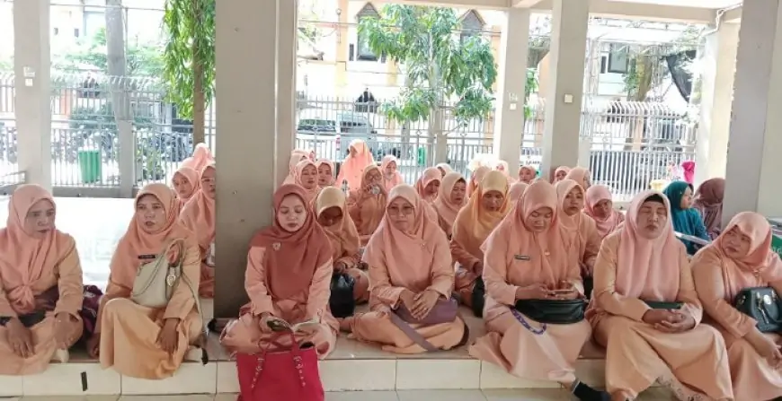 Dharma Wanita Sumobito Ziarahi Makam Gus Dur,