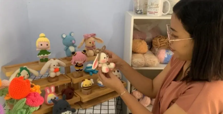 Dari Hobi Jadi Rezeki: Lia Sukses Ubah Rajutan Tangan Jadi Bisnis Kreatif “Flowgurumi” yang Diminati Anak Muda