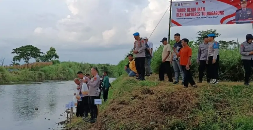 Polres Tulungagung Tebar 5.000 Ikan Tombro di Sungai Ngrowo, Dorong Desa Jadi Pelopor Pelestarian Lingkungan