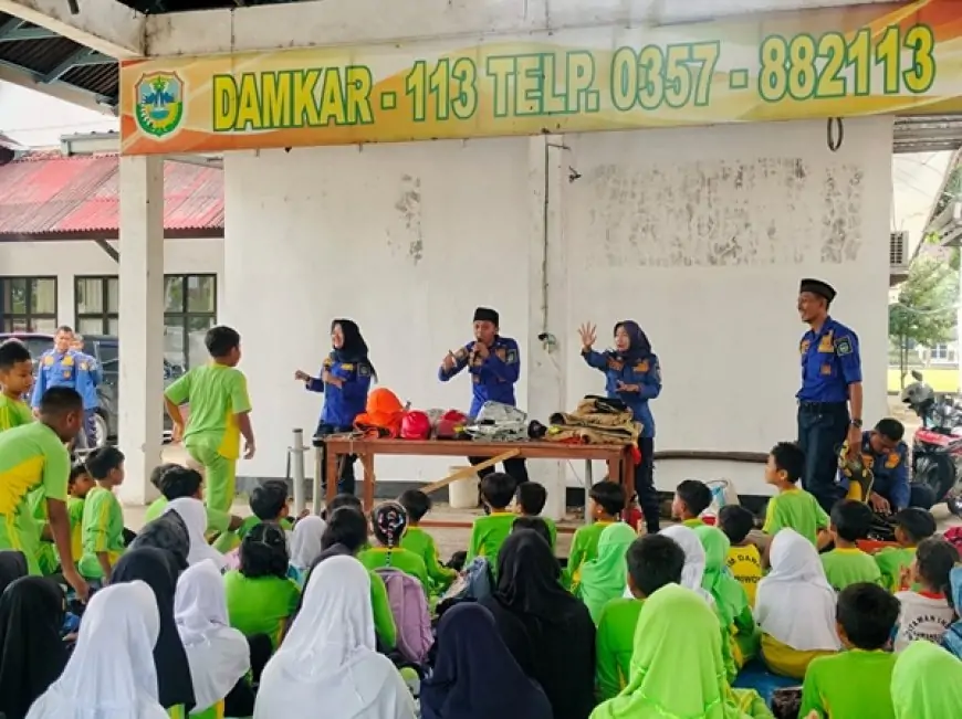 Kunjungan Edukatif, Damkar Pacitan Ajak Siswa SD Sidoharjo Kenali Profesi Pemadam