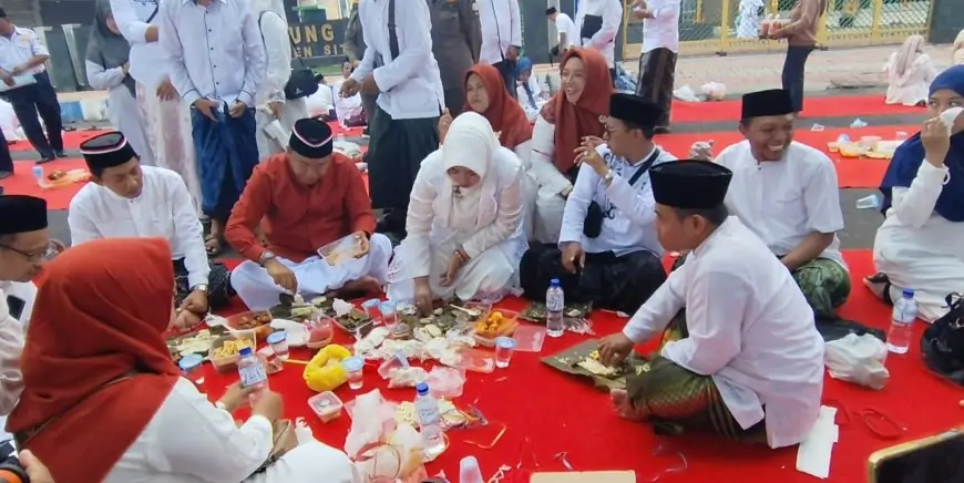 Ribuan Santri Meriahkan Hari Santri Nasional di Situbondo, Makan Nasi Tabheg Bersama Jadi Simbol Kebersamaan