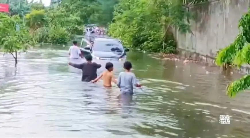Hujan Deras Rendam Raya Petiken Gresik, Mobil Kadisperpussip Terjebak Genangan Banjir
