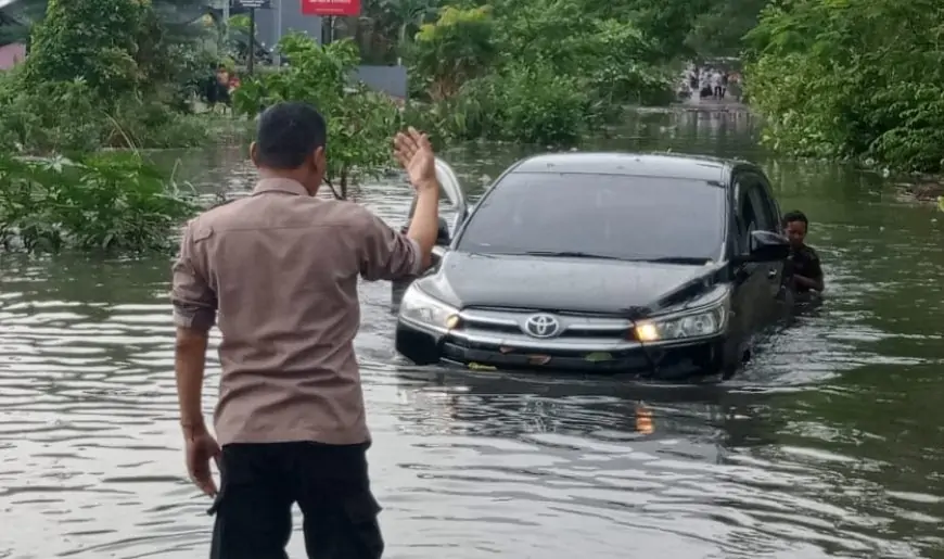 Hujan Deras Rendam Raya Petiken Gresik, Mobil Kadisperpussip Terjebak Genangan Banjir