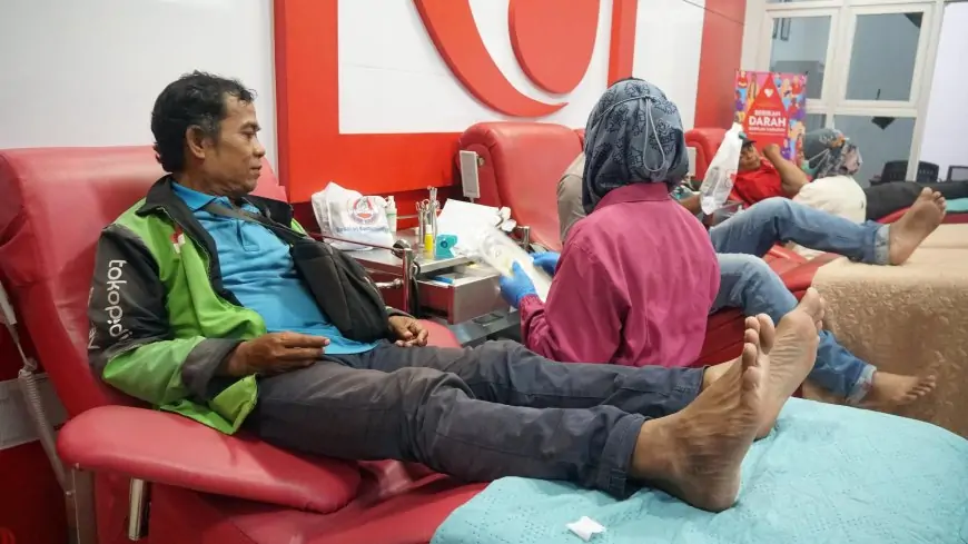 Komunitas Ojol dan Netizen Ikuti Donor Darah HUT Humas Polri