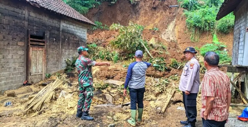 Hujan Deras Picu Longsor di Pagerwojo, Dapur Rumah Warga Tertimbun Material Tanah