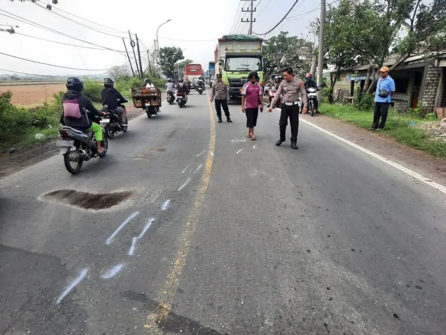 Pemotor Tewas usai Menabrak Truk Muat Alat Berat di Tikungan Tajam Cerme