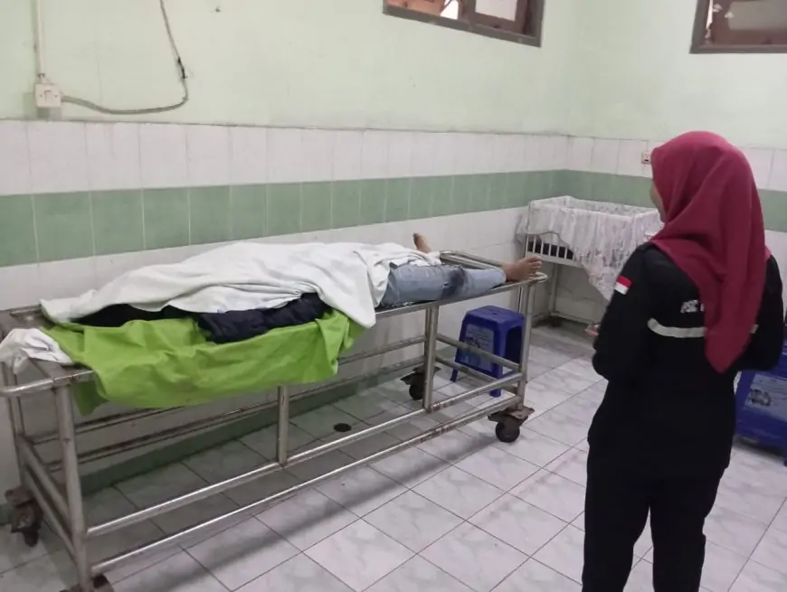 Pemotor Tewas usai Menabrak Truk Muat Alat Berat di Tikungan Tajam Cerme